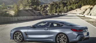 Nové luxusné BMW radu 8 Coupé odhalilo svoje krivky.