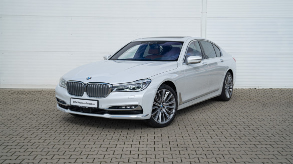 BMW 750i xDrive Sedan