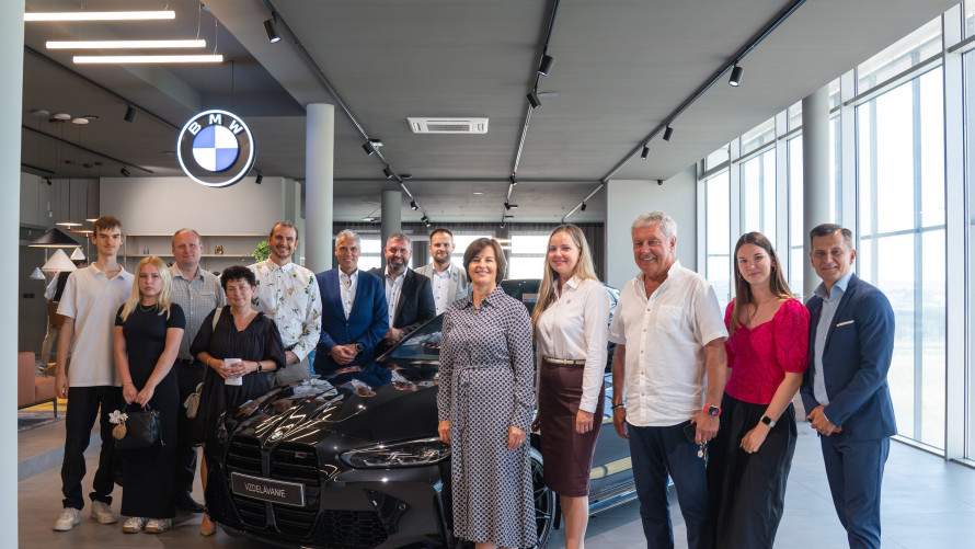 BMW M4 Cabrio ako učebná pomôcka pre SOŠ techniky a služieb v Nitre.