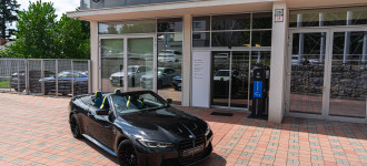 BMW M4 Cabrio ako učebná pomôcka pre SOŠ techniky a služieb v Nitre.